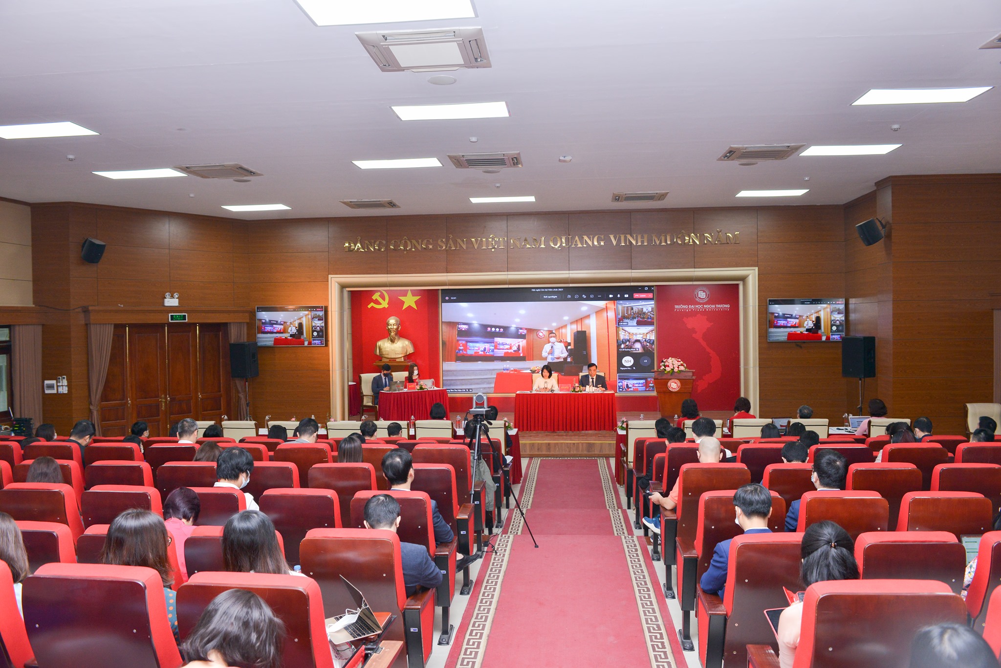 Hình ảnh bàn giao thiết bị phiên dịch Vtalk PLUS+ cho Đại Học Ngoại Thương