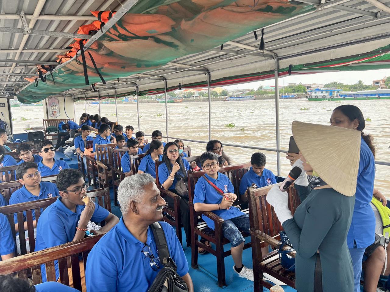 Hình ảnh đoàn khách quốc tế Saigontourist sử dụng tai nghe phiên dịch WT2 Edge